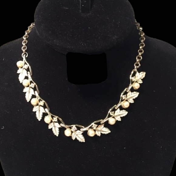 VINTAGE Judy Lee Gold Tone Pearl and Leaf Detail Necklace - Picture 1 of 6